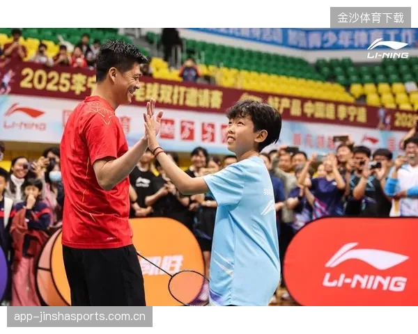 羽毛球公开课走红，教练与选手互动引起全民模仿热潮